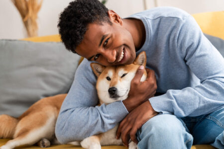 Un chico abraza a su perro y se pregunta si puede reclamar una deducción de impuestos.