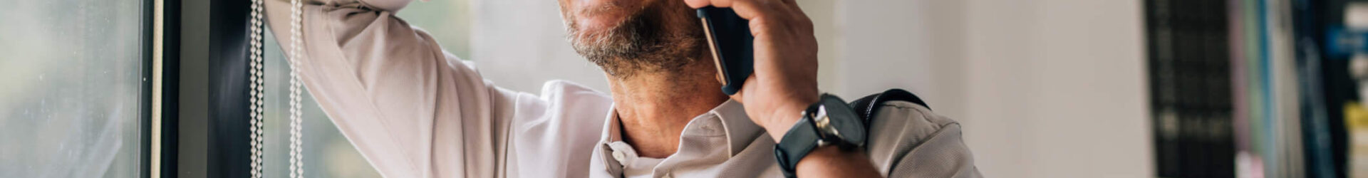 Hombre en el teléfono sonriendo porque recibió una liberación de embargo del IRS